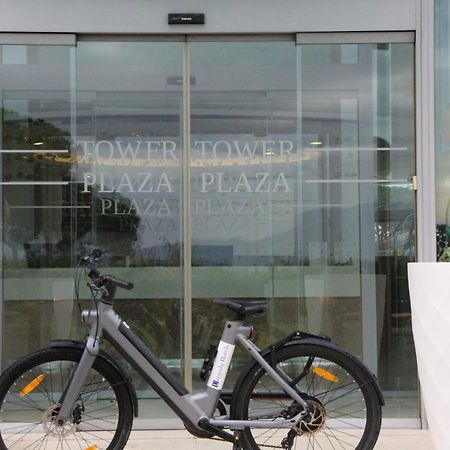 ホテル Pisa Tower Plaza エクステリア 写真 A bicycle at the entrance of a shopping mall