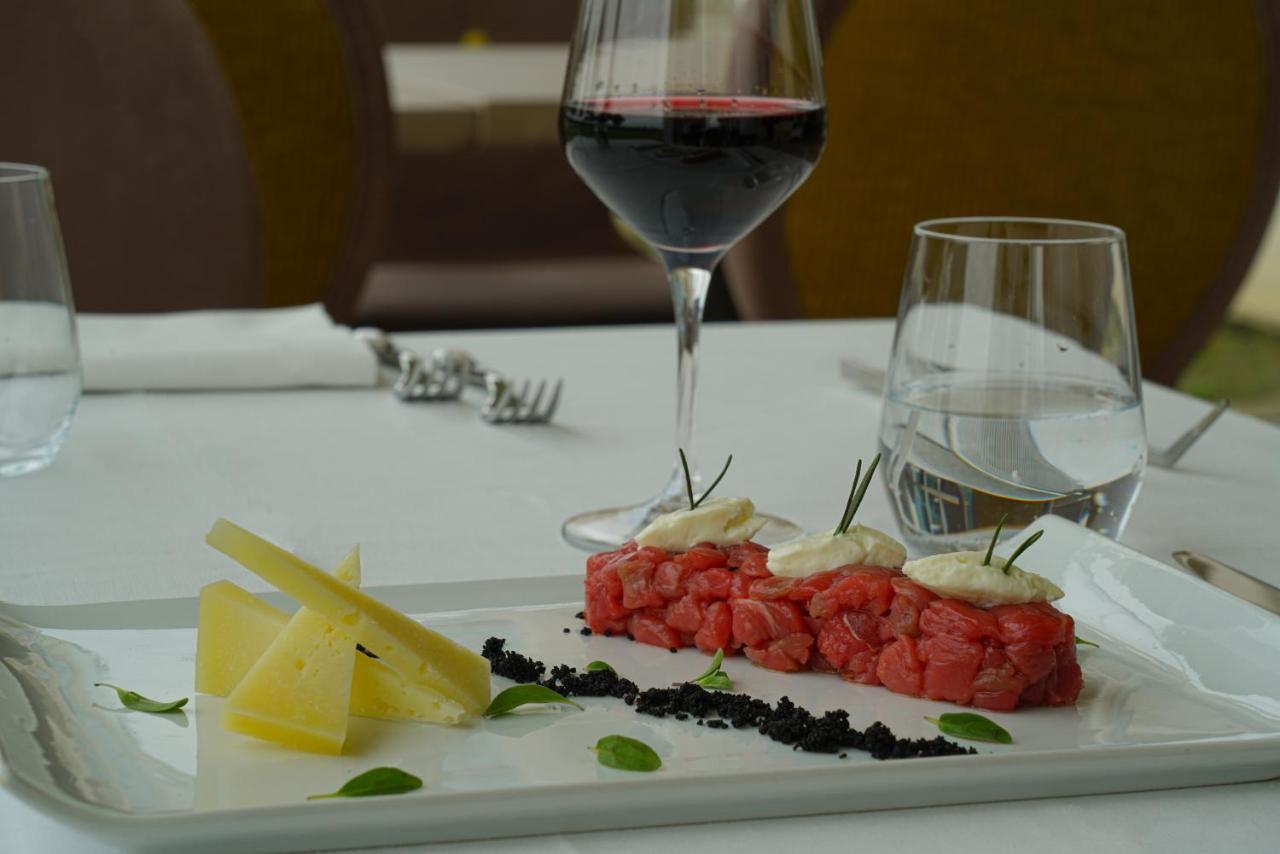 ホテル Pisa Tower Plaza エクステリア 写真 A glass of red wine with a plate of tartar