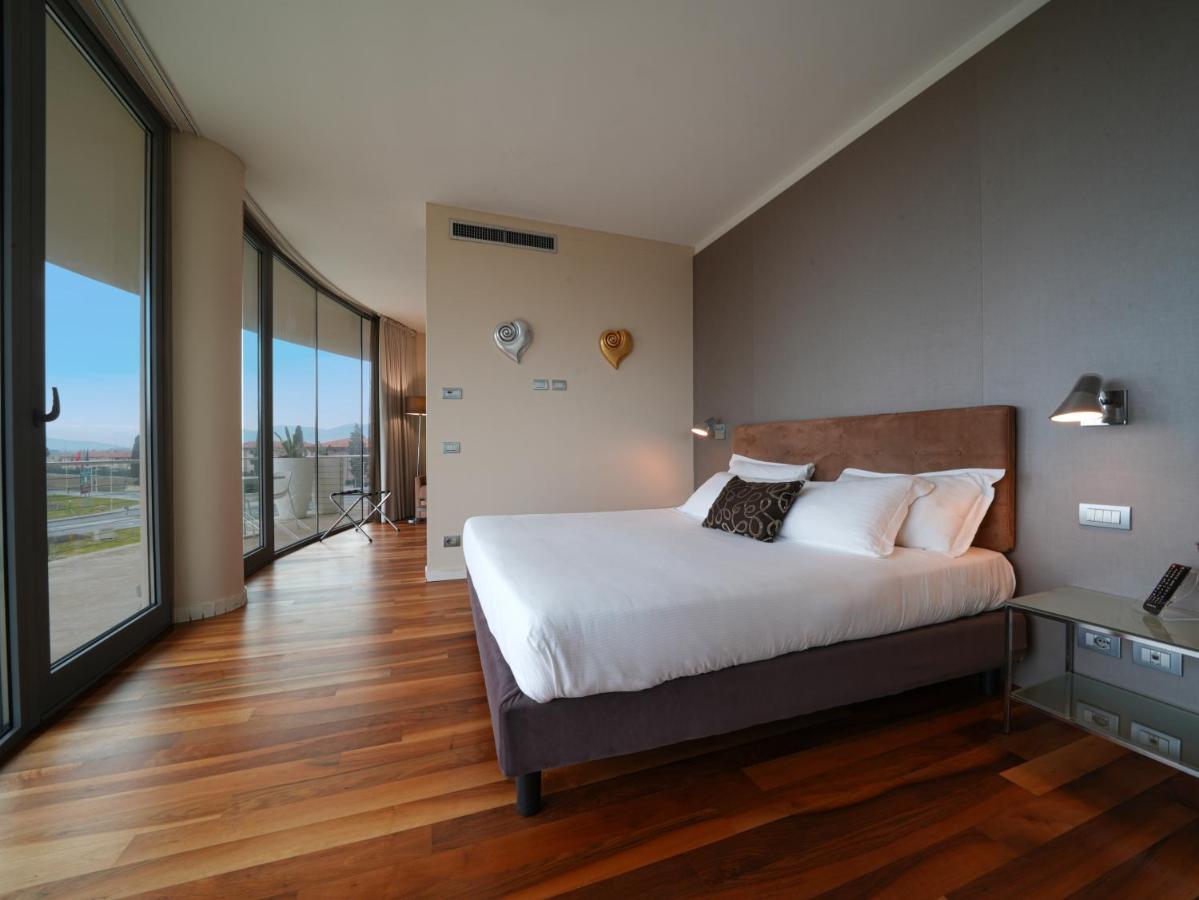 ホテル Pisa Tower Plaza エクステリア 写真 A bedroom at the hotel