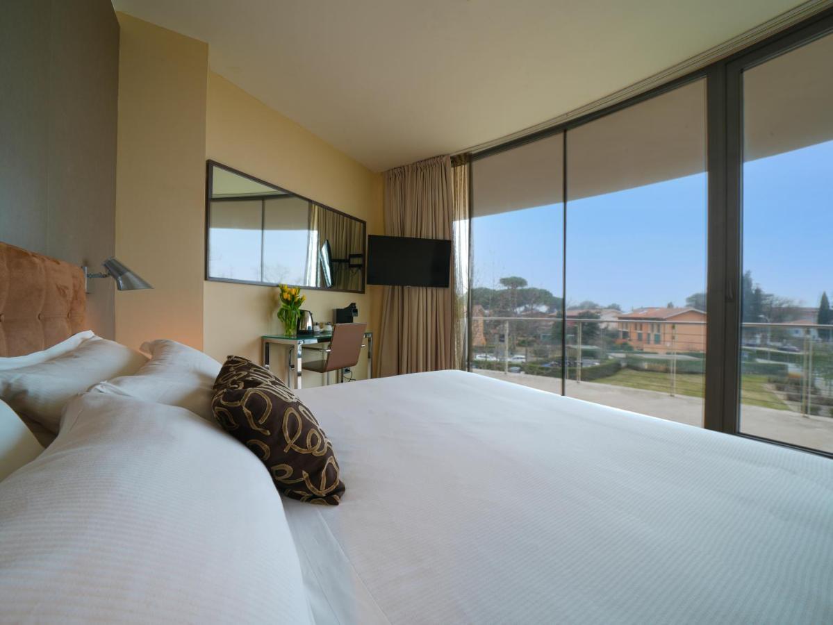 ホテル Pisa Tower Plaza エクステリア 写真 A room at the hotel