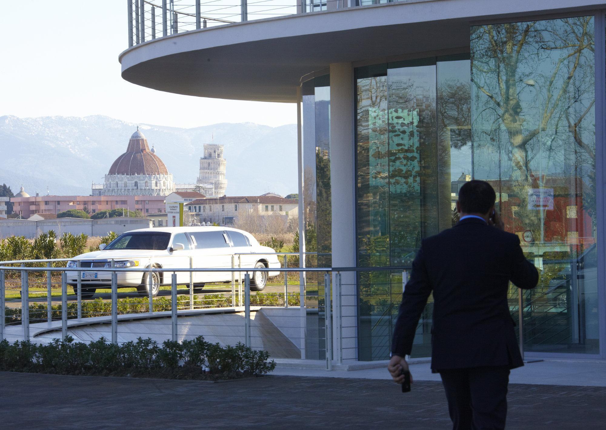 ホテル Pisa Tower Plaza エクステリア 写真 A chauffeur in Italy