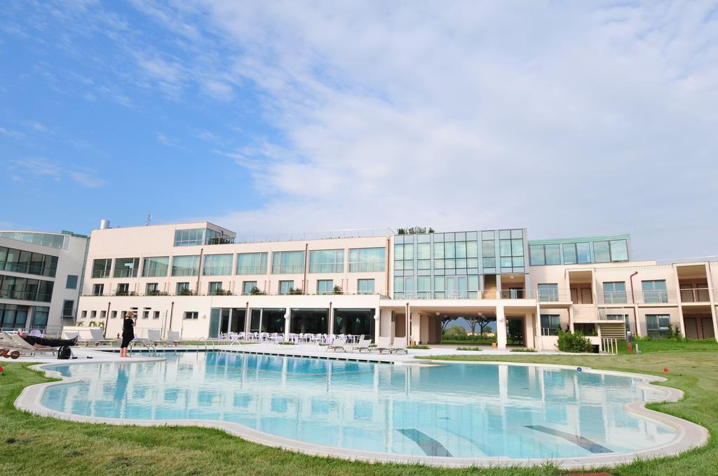 ホテル Pisa Tower Plaza エクステリア 写真 The pool at the hotel